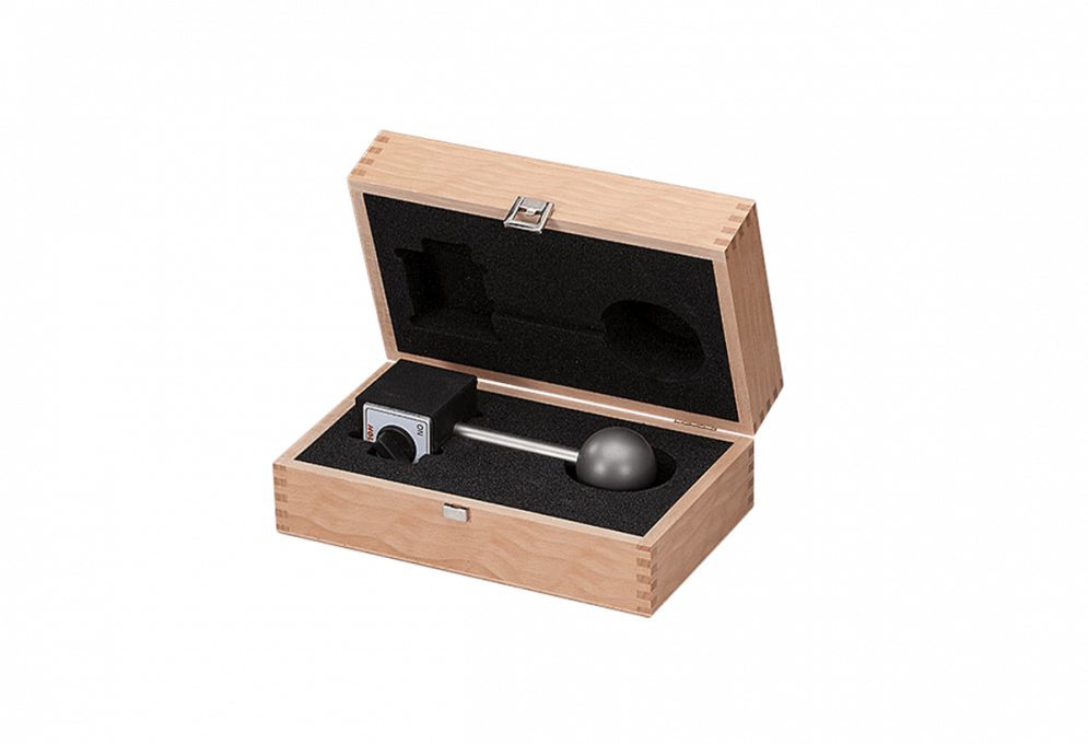 Holzkassette mit Klappdeckel und lackierter Oberfläche; im Innenteil: gefräste Schaumstoffeinlage