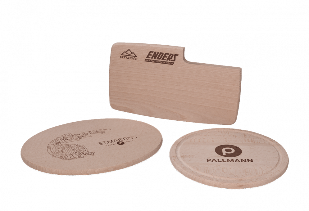 Holzbrettchen aus hellem Holz mit dekorativem Branddruck