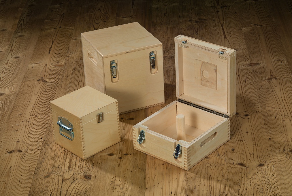 Massive Werkzeugboxen aus Birkensperrholz, farblos lackiert