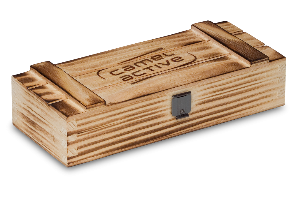 Antike Holzkiste mit Klappdeckel beflammt